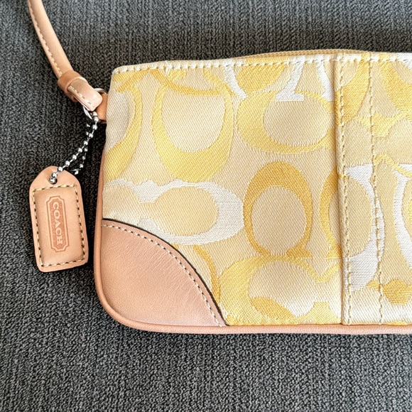 🌼💛Vintage Y2K pale yellow signature coach wristlet/wallet! 💛🌼 - Picture 11 of 12